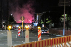 Absperrungen auf der Berliner Allee mit Bühnenrauch im Hintergrund